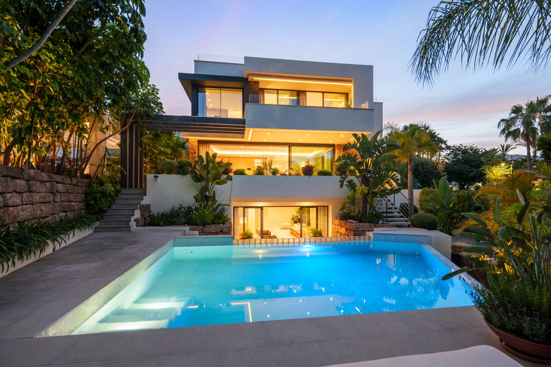 Belfry 1_ Vilă contemporană cu piscină privată în El Campanario, Estepona