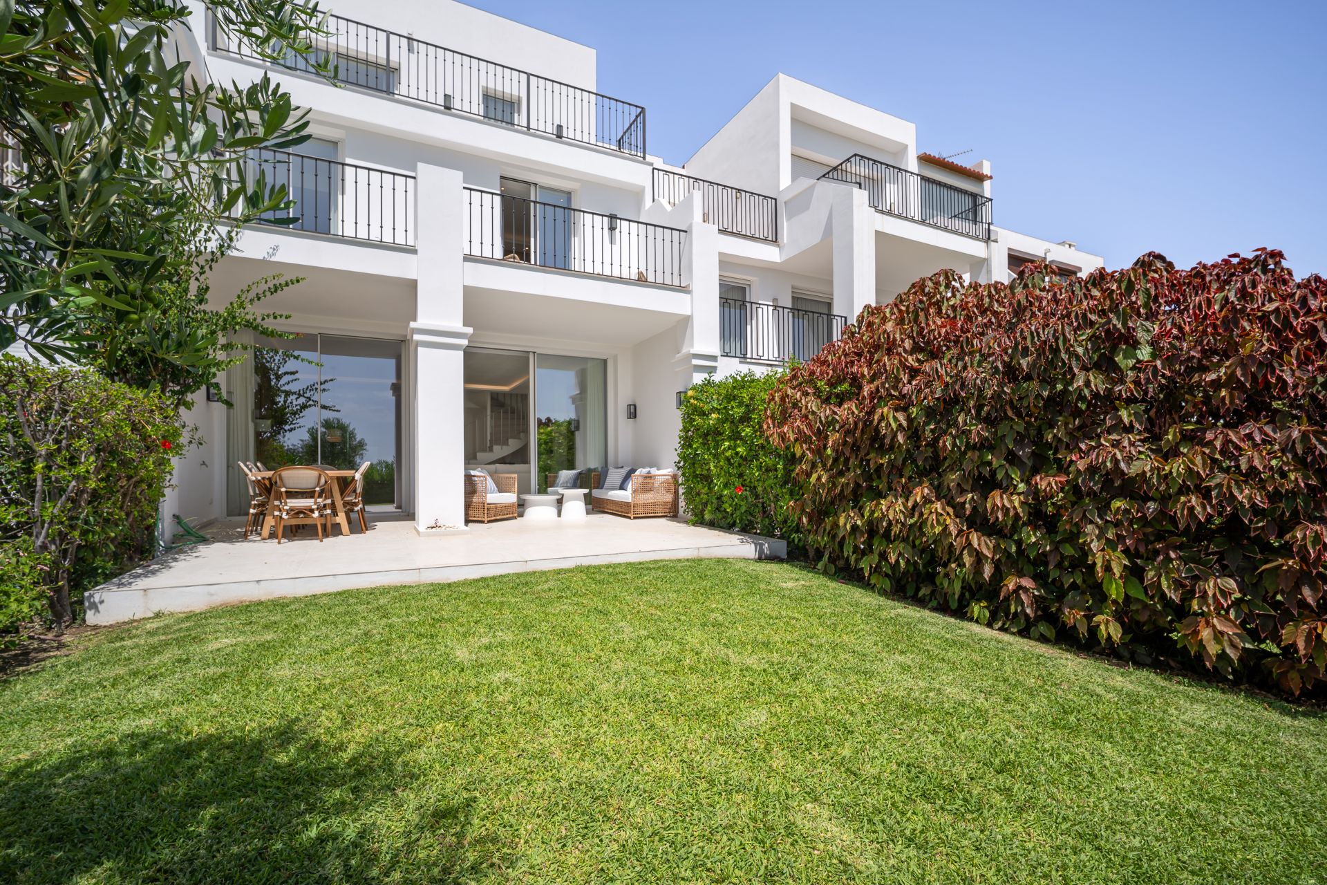 Mirador 4_Townhouse renovat cu 4 dormitoare, vedere la golf și mare – La Quinta, Benahavís